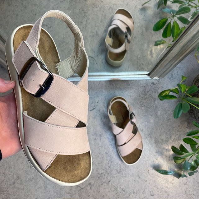 Elegant rosa skinnsandal med svangstøtte
