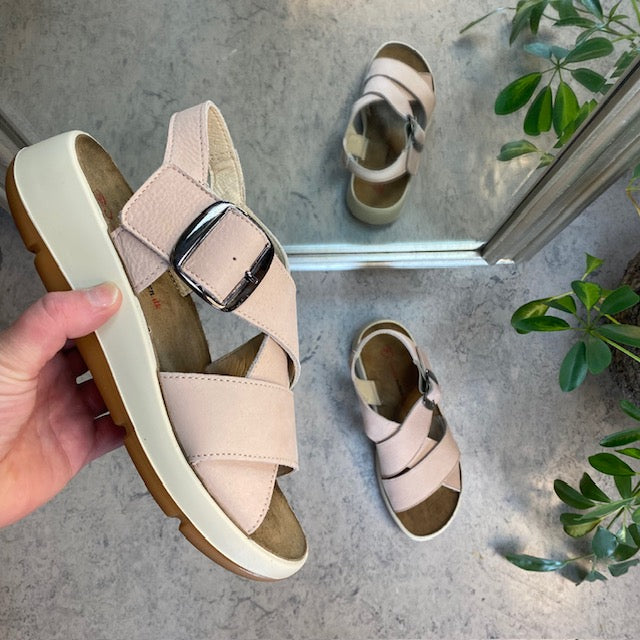 Elegant rosa skinnsandal med svangstøtte