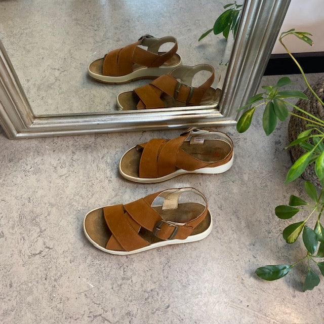 Elegant brun sandal i skinn med svangstøtte