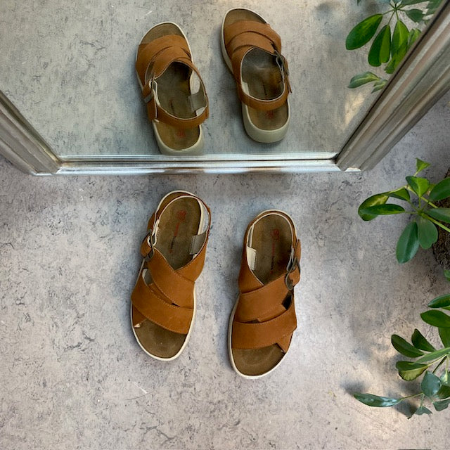 Elegant brun sandal i skinn med svangstøtte