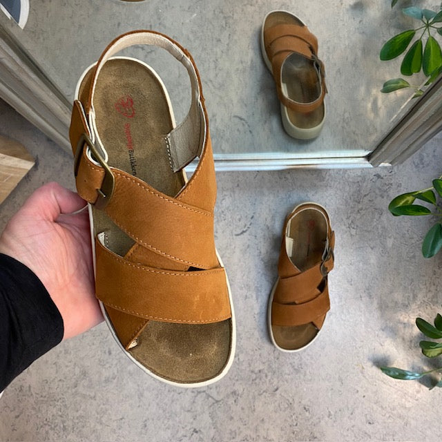 Elegant brun sandal i skinn med svangstøtte