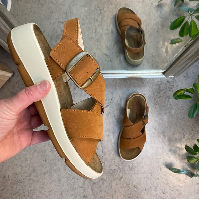 Elegant brun sandal i skinn med svangstøtte