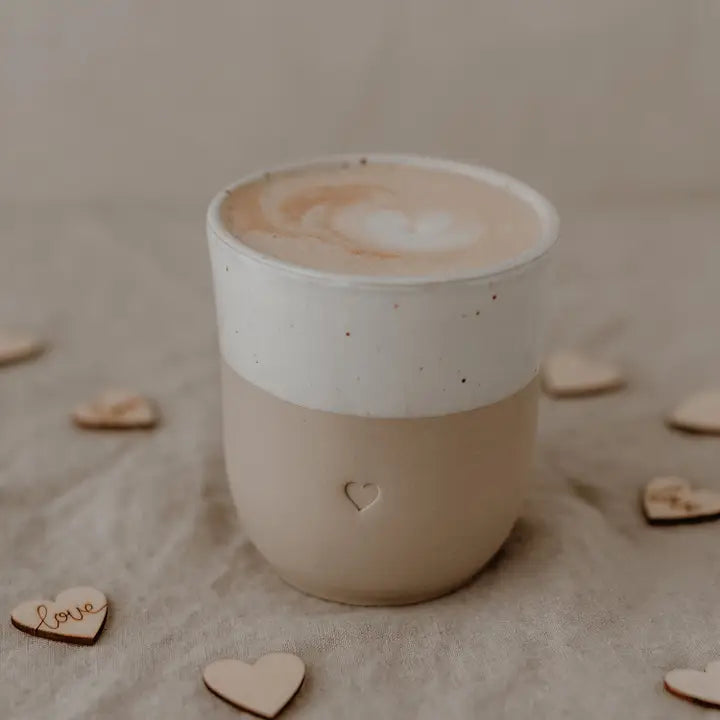 Håndlaget keramikkkrus uten hank med hjerte – nordisk design for kaffe og te