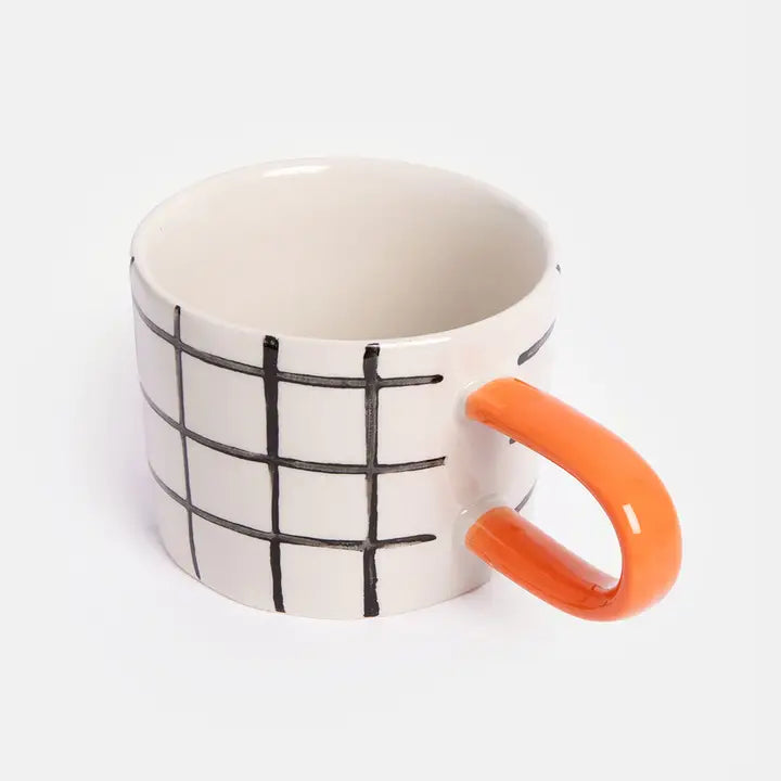 Moderne krus med rutete mønster og oransje hank – stilfullt design for kaffe & te