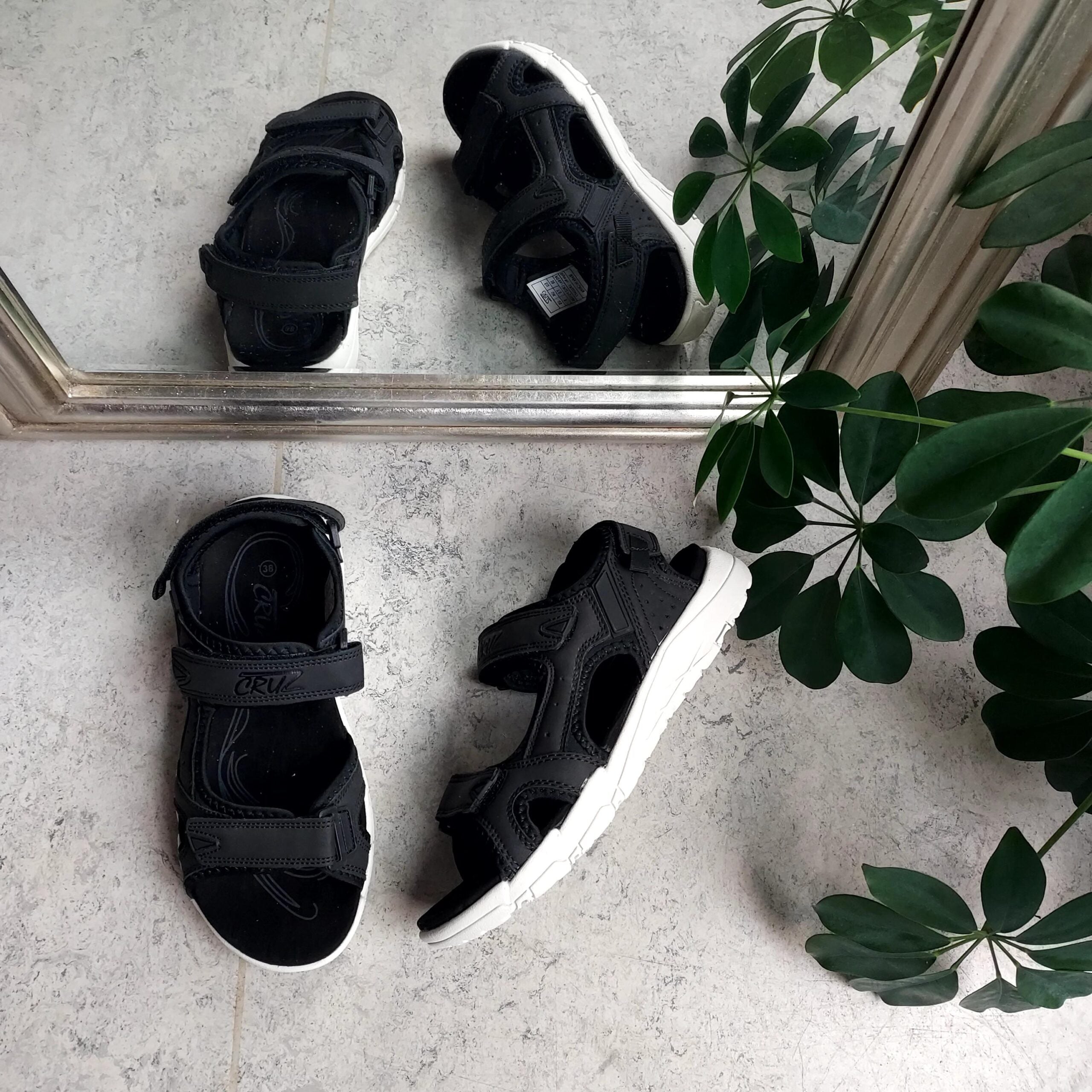 Sort sandal fra Cruz med borrelås på alle 3 remmer.