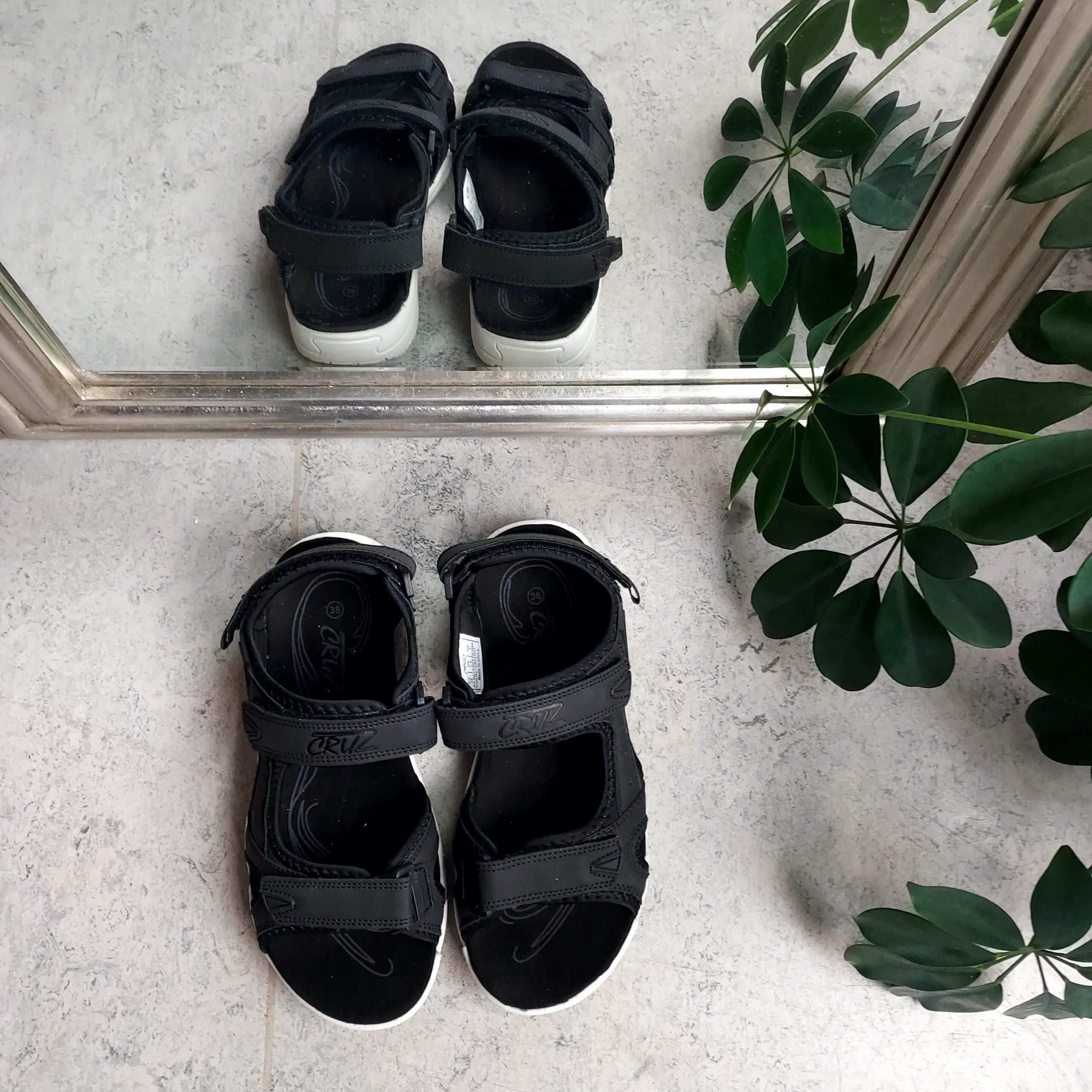 Sort sandal fra Cruz med borrelås på alle 3 remmer.