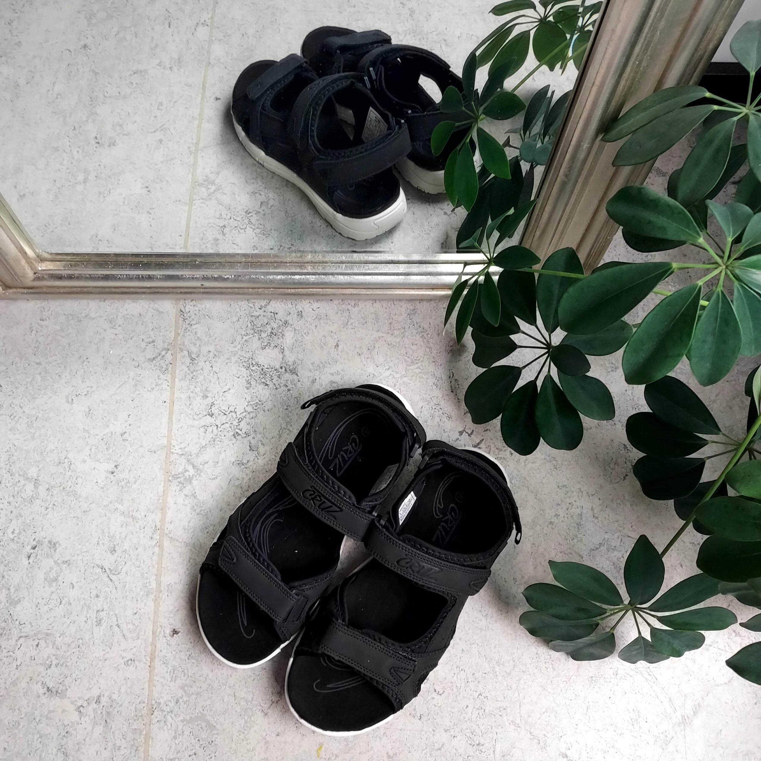 Sort sandal fra Cruz med borrelås på alle 3 remmer.