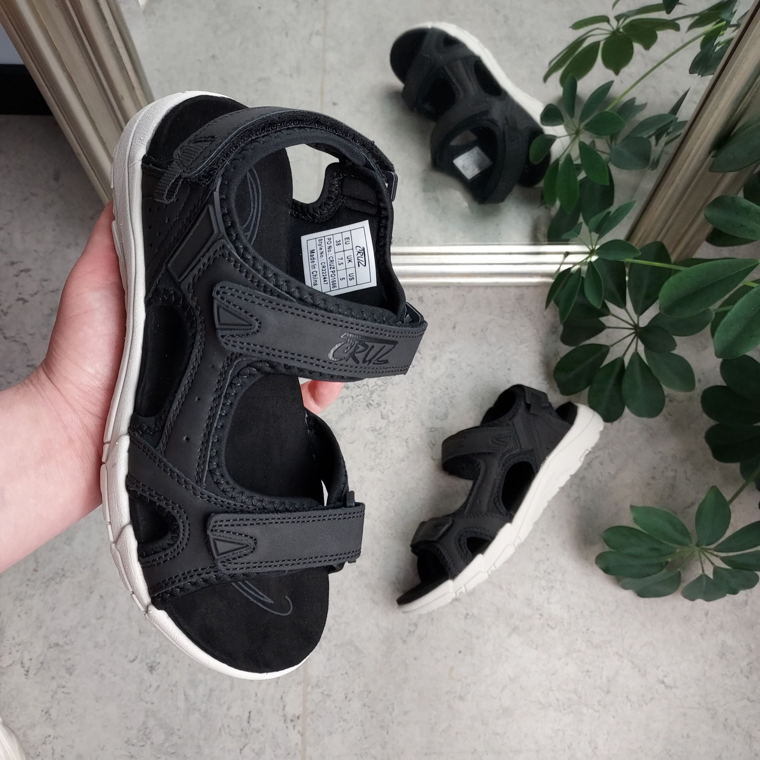 Sort sandal fra Cruz med borrelås på alle 3 remmer.
