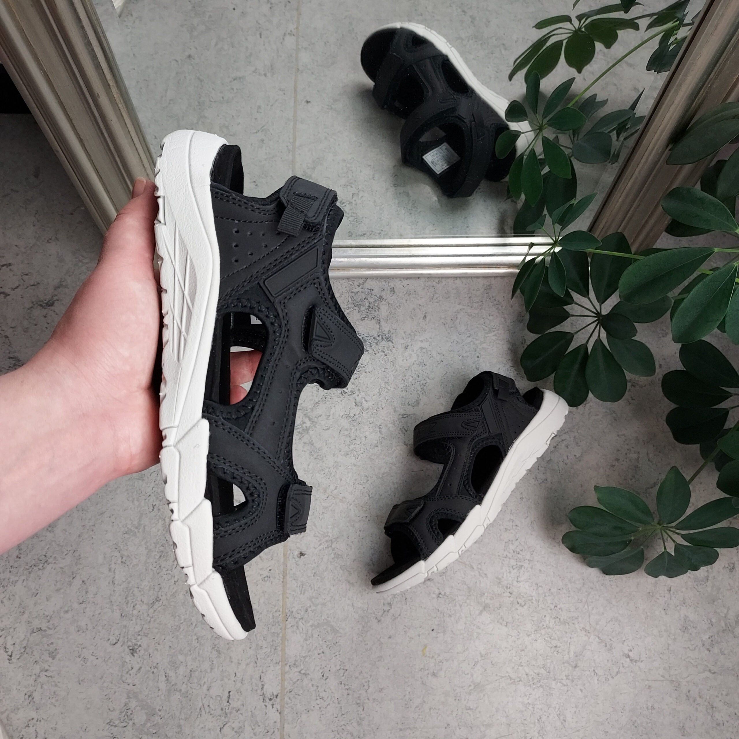 Sort sandal fra Cruz med borrelås på alle 3 remmer.