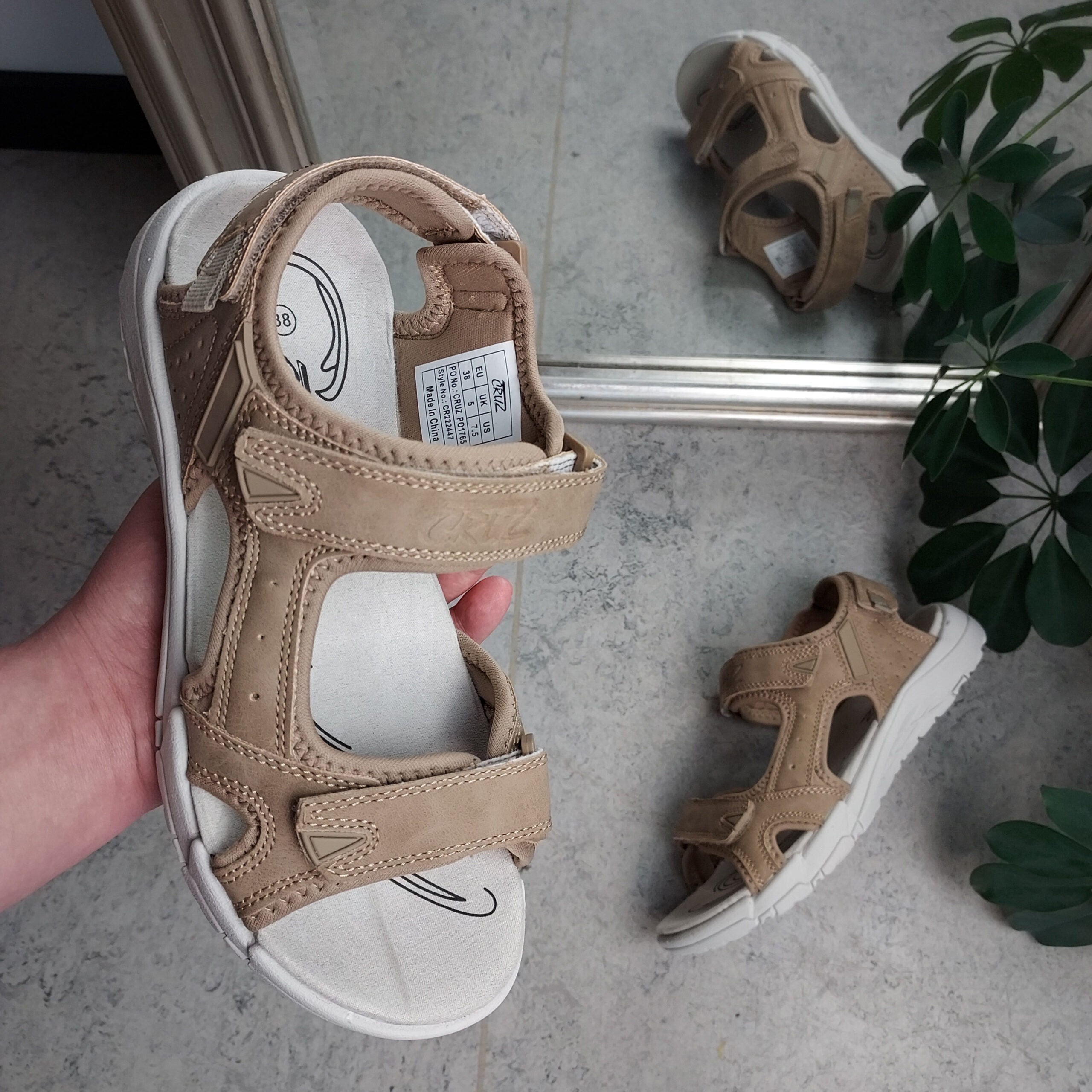 Sandfarget sandal med justerbare remmer