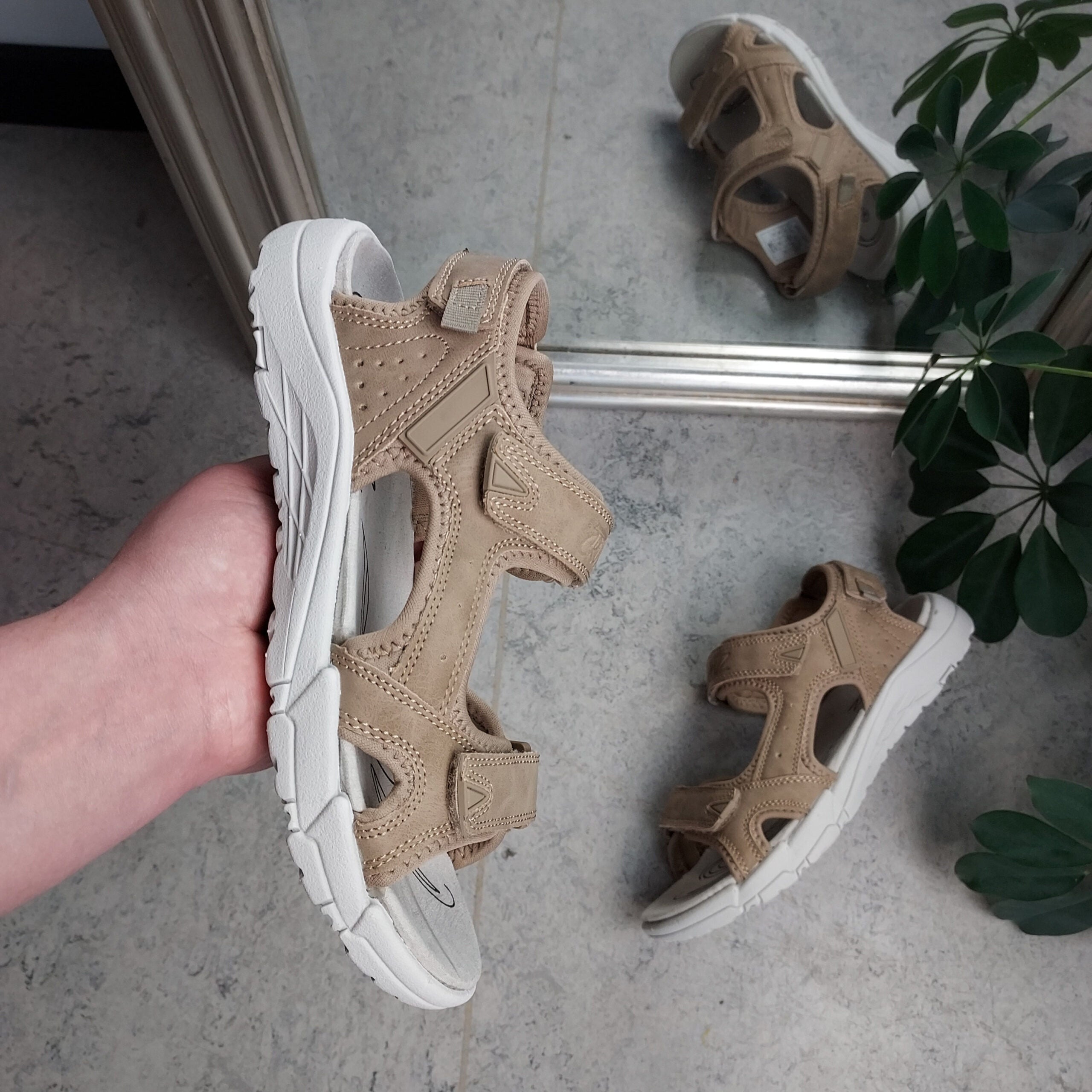 Sandfarget sandal med justerbare remmer
