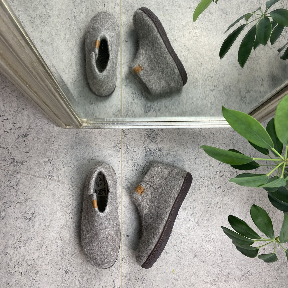 Lysegrå hjemmesko i ull med høyt skaft og sklisikre såler fra Green Comfort