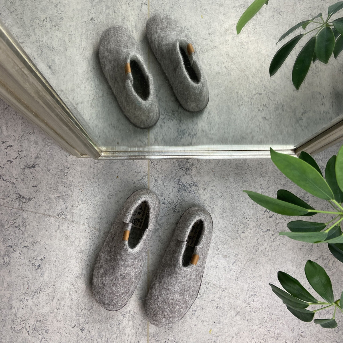 Lysegrå hjemmesko i ull med høyt skaft og sklisikre såler fra Green Comfort