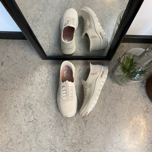 Beige Skechers slip-ins med svangstøtte
