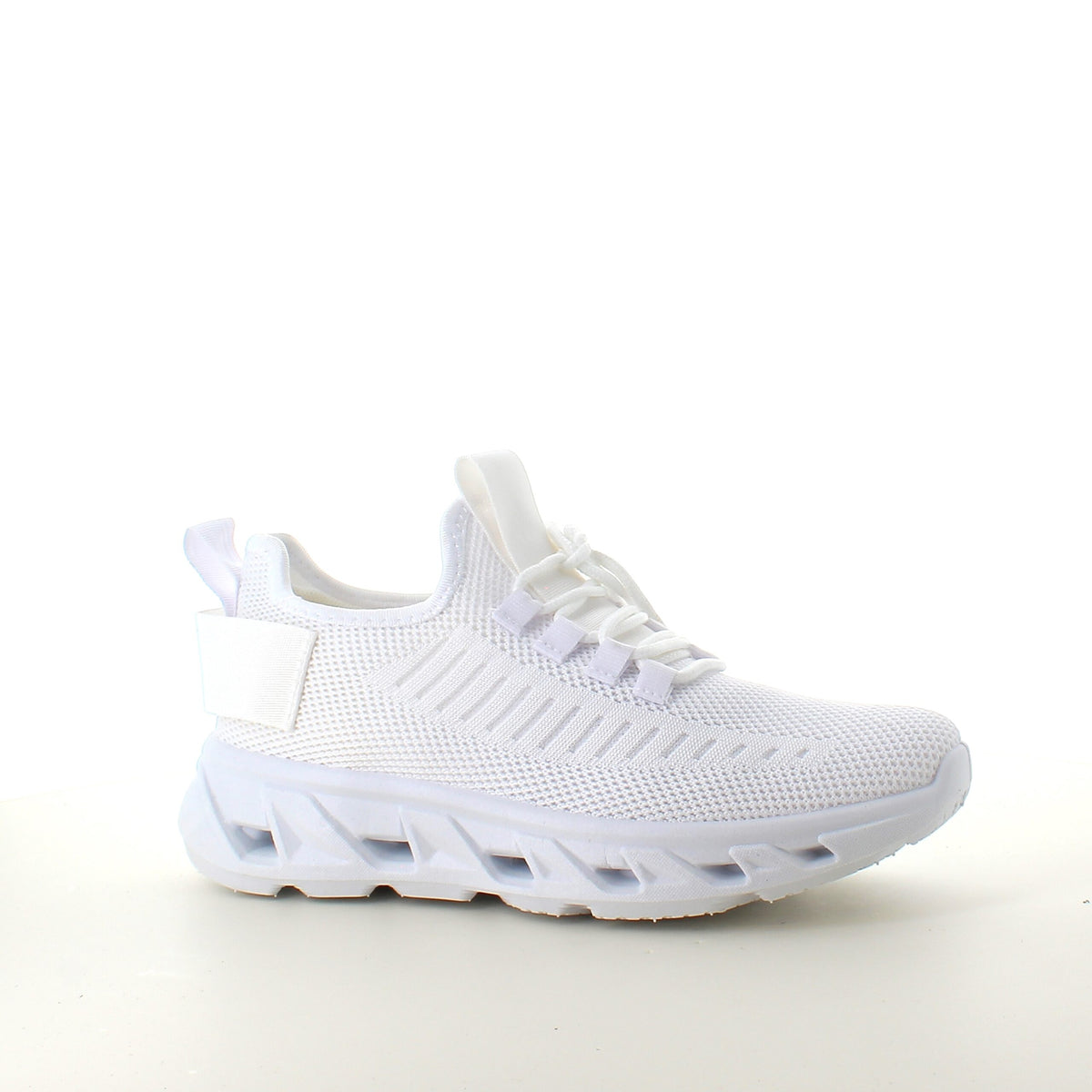 Hvite slip-on-sko med strikket overdel