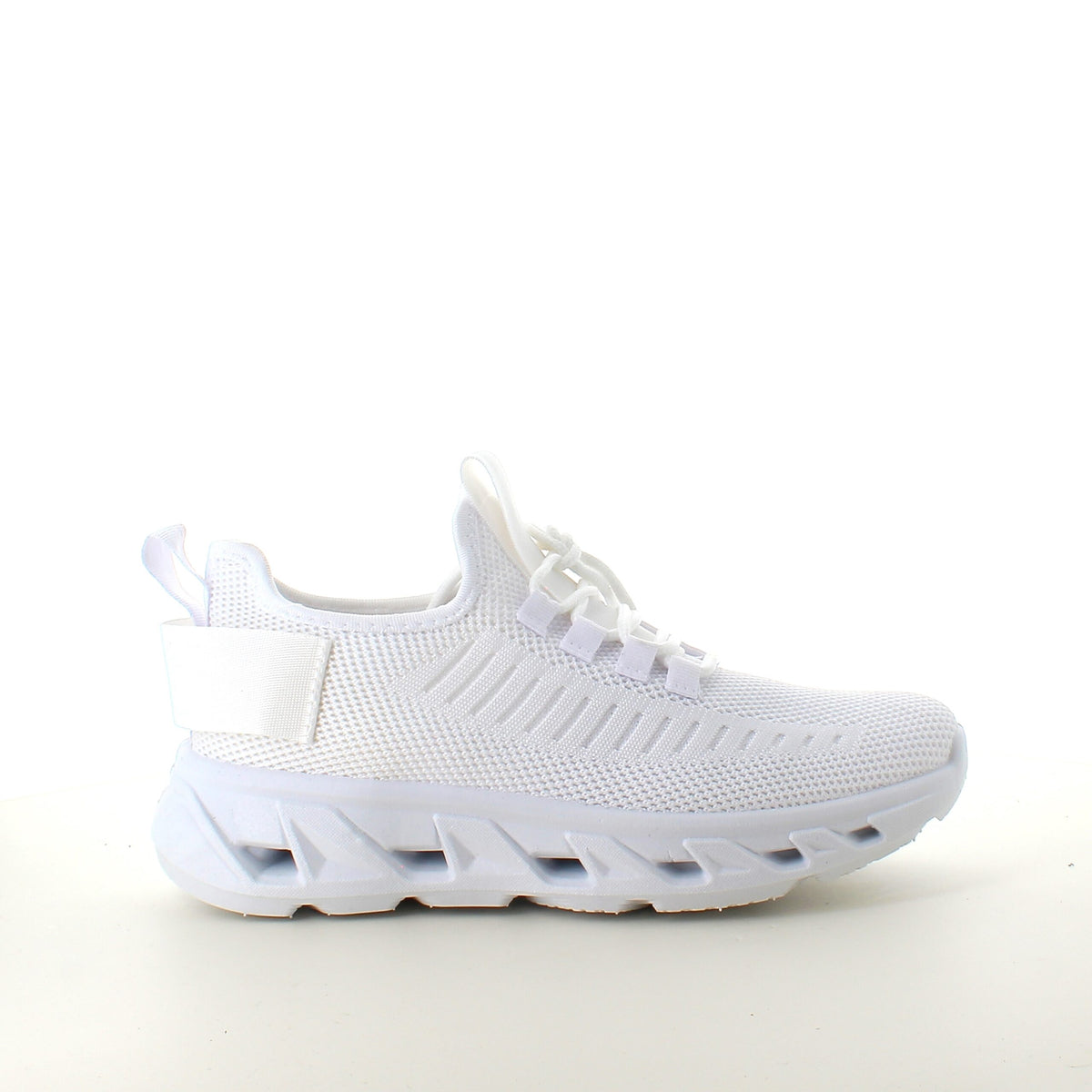 Hvite slip-on-sko med strikket overdel