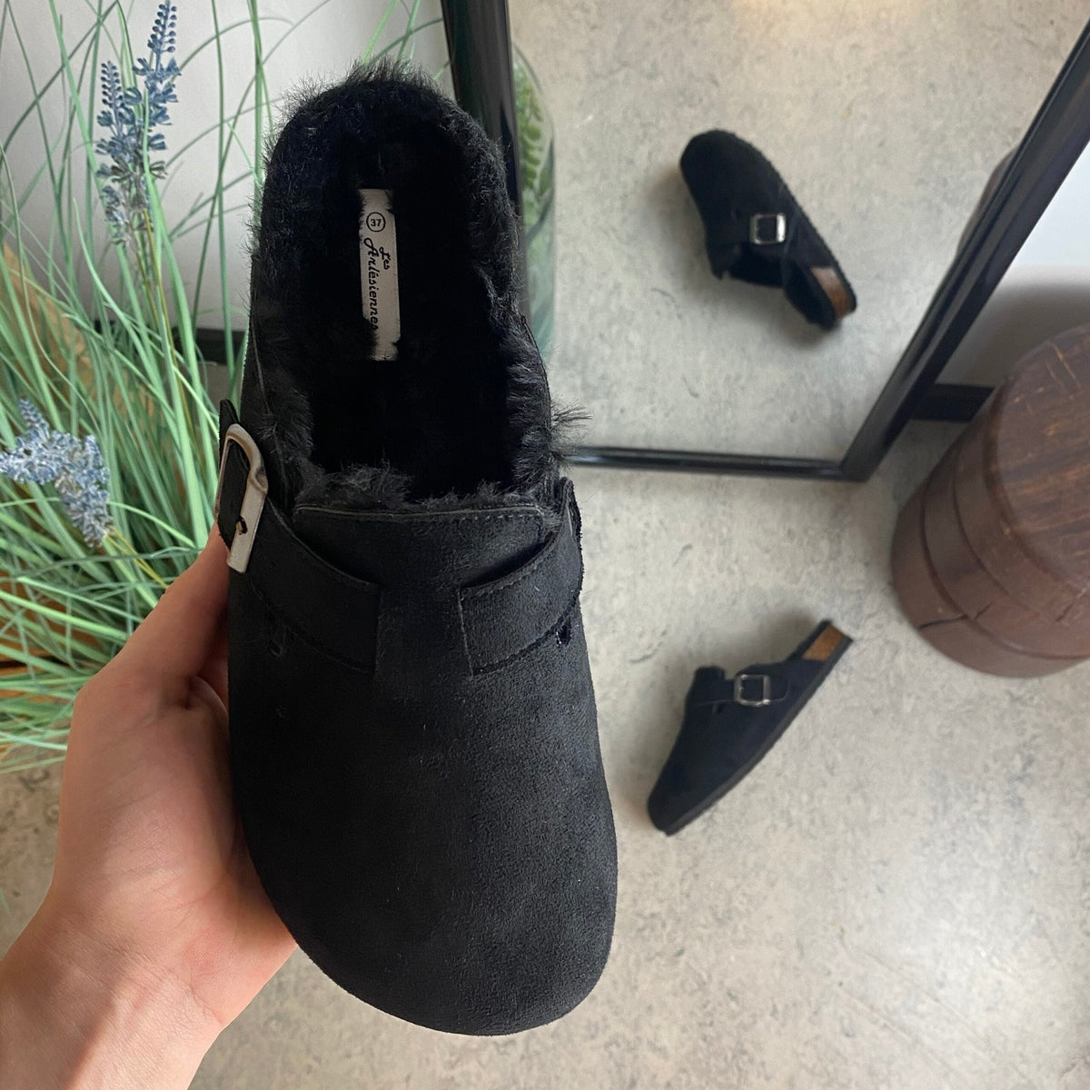 Svart slip-on hjemmesko