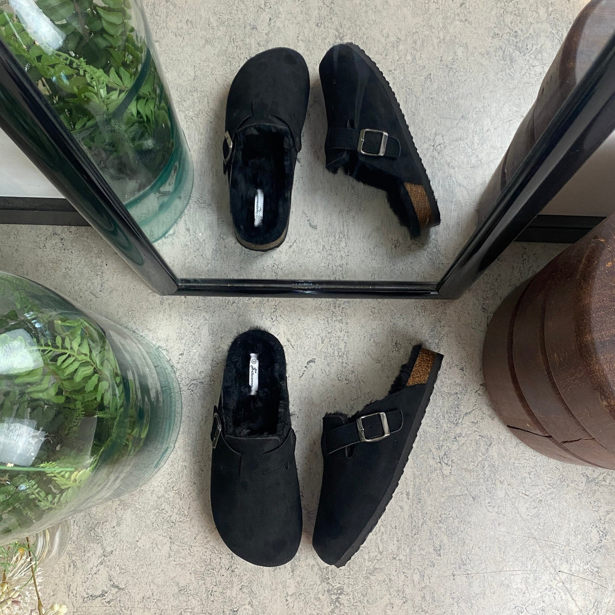 Svart slip-on hjemmesko