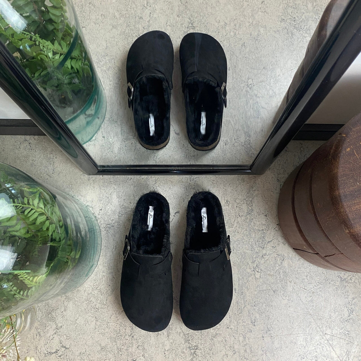 Svart slip-on hjemmesko