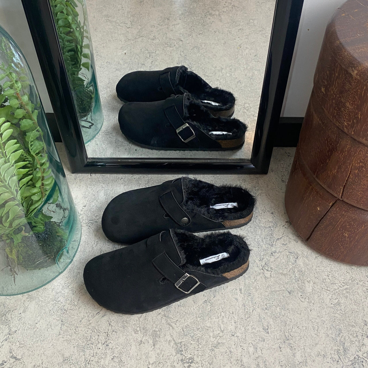Svart slip-on hjemmesko
