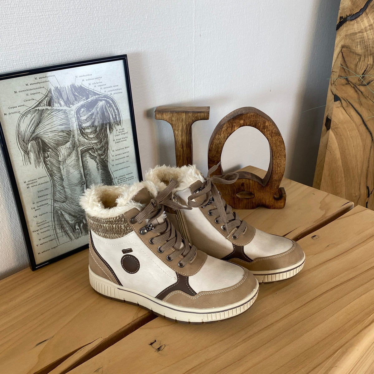 Taupe vinterstøvel med snøring
