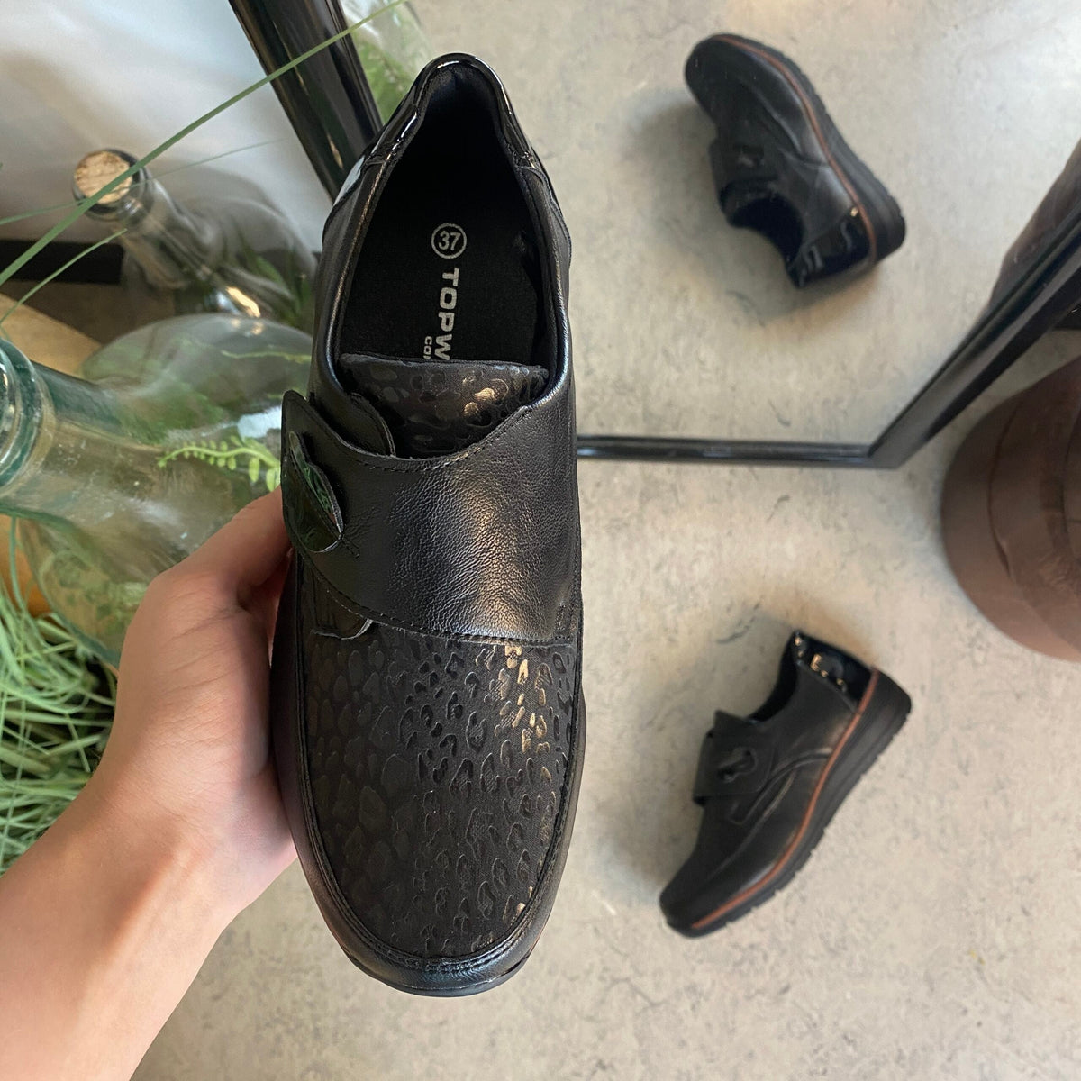 Elegant damesko med flotte detaljer og borrelås