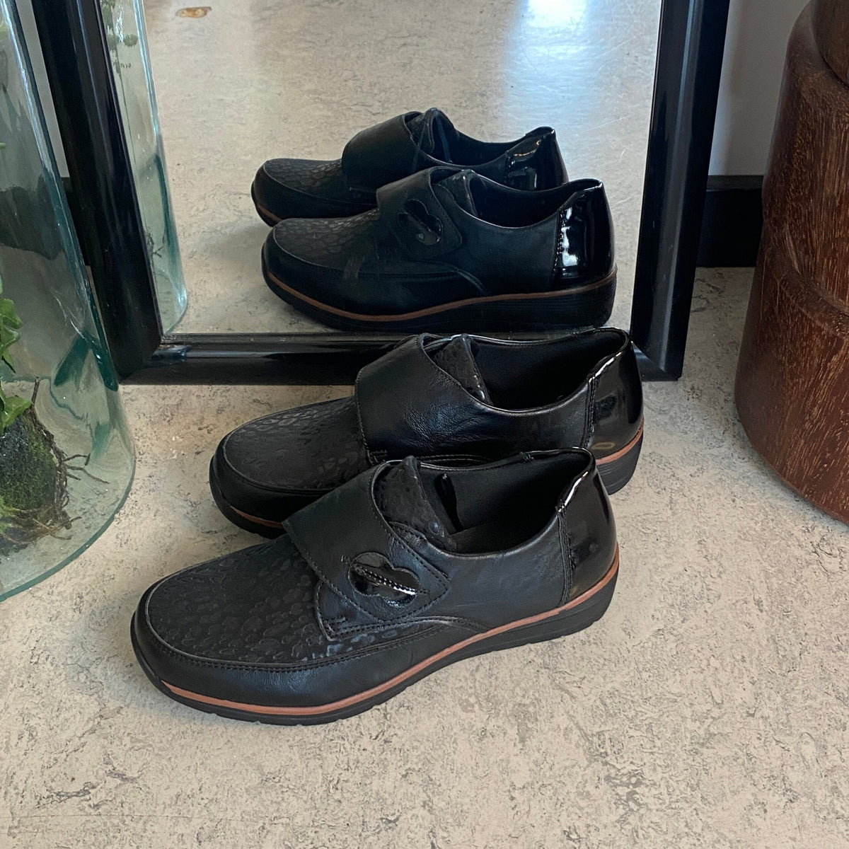 Elegant damesko med flotte detaljer og borrelås