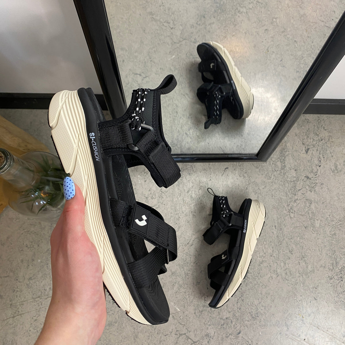 Lettvektsandal fra Sykepleiebutikk.no - Svart