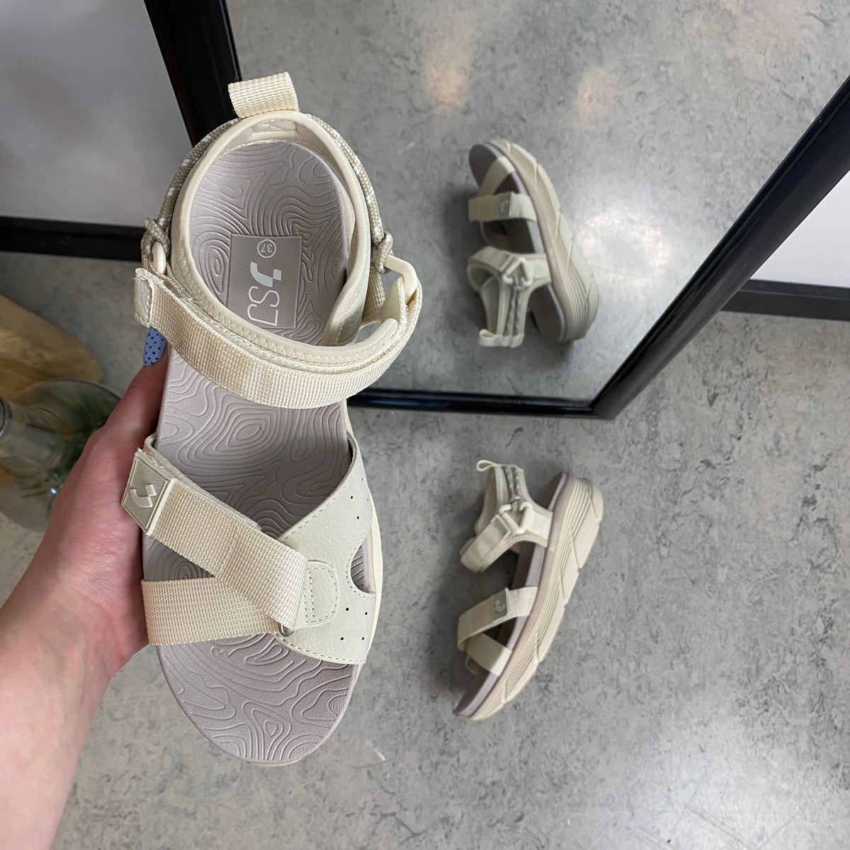 Lettvektssandal fra Sykepleiebutikk.no - beige