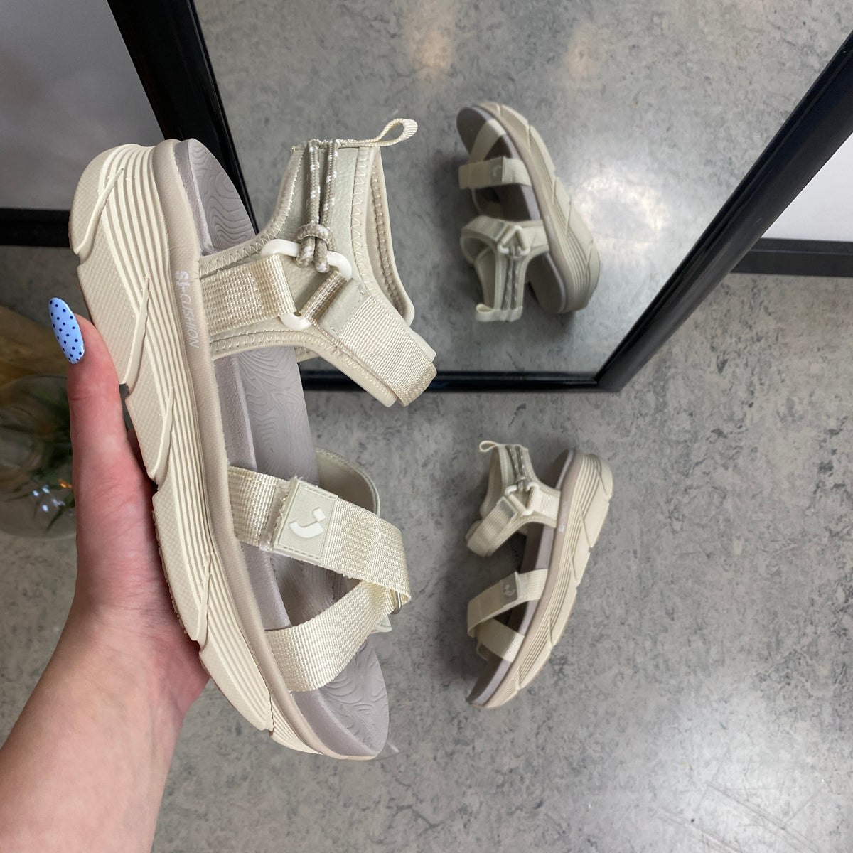 Lettvektssandal fra Sykepleiebutikk.no - beige