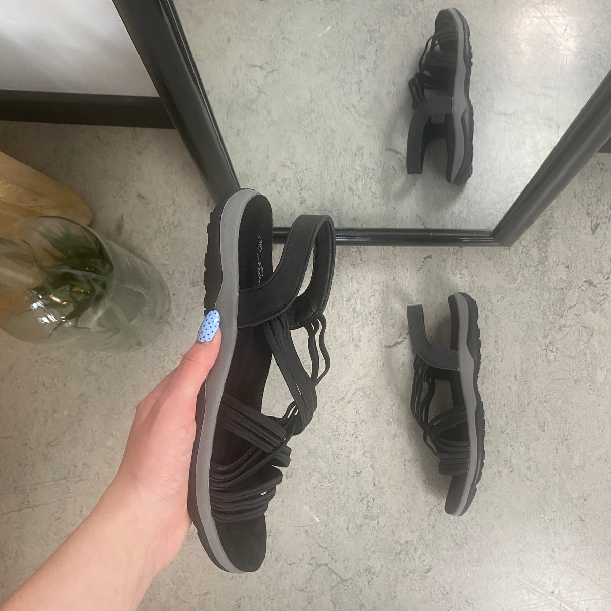 Svart sandal med elastiske remmer – klassisk modell med myk skumsåle