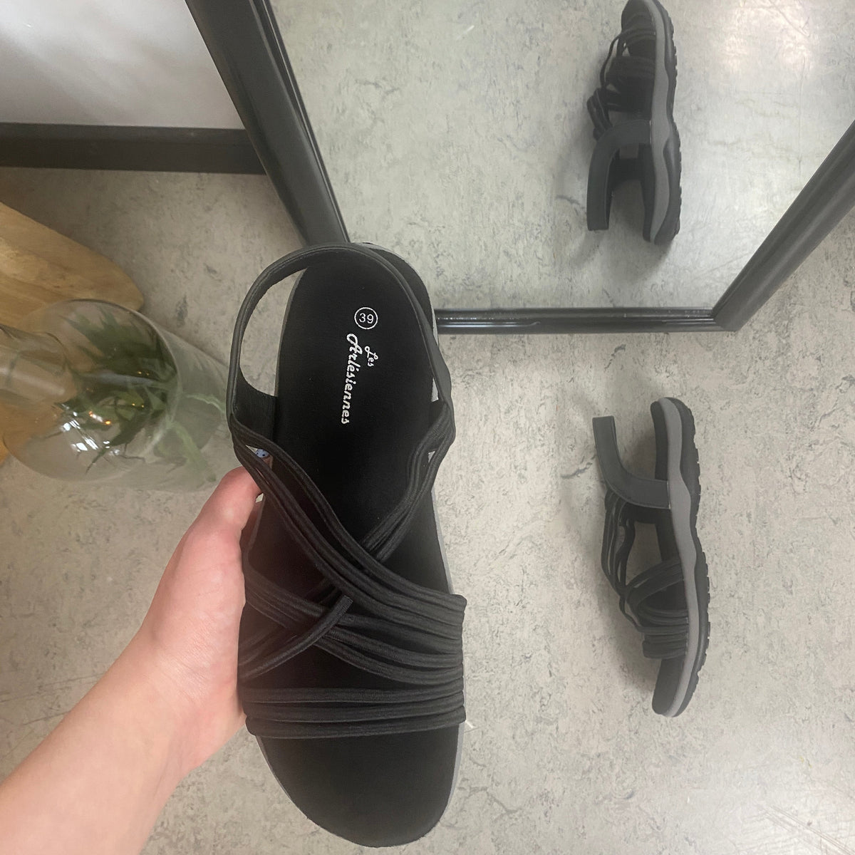 Svart sandal med elastiske remmer – klassisk modell med myk skumsåle