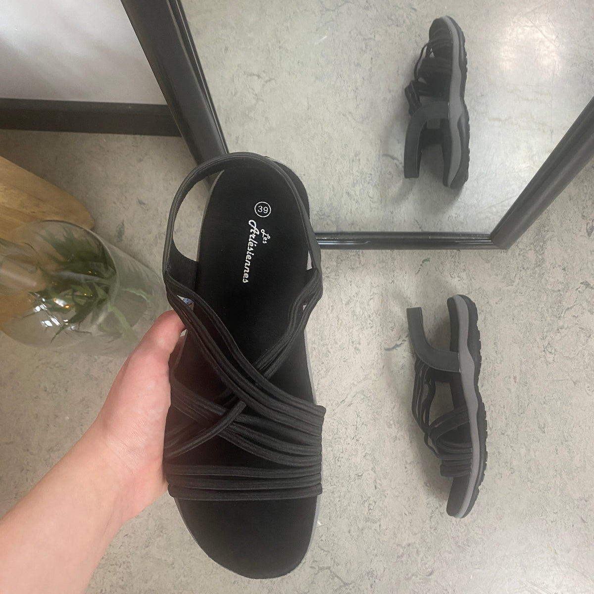 Svart sandal med elastiske remmer – klassisk modell med myk skumsåle