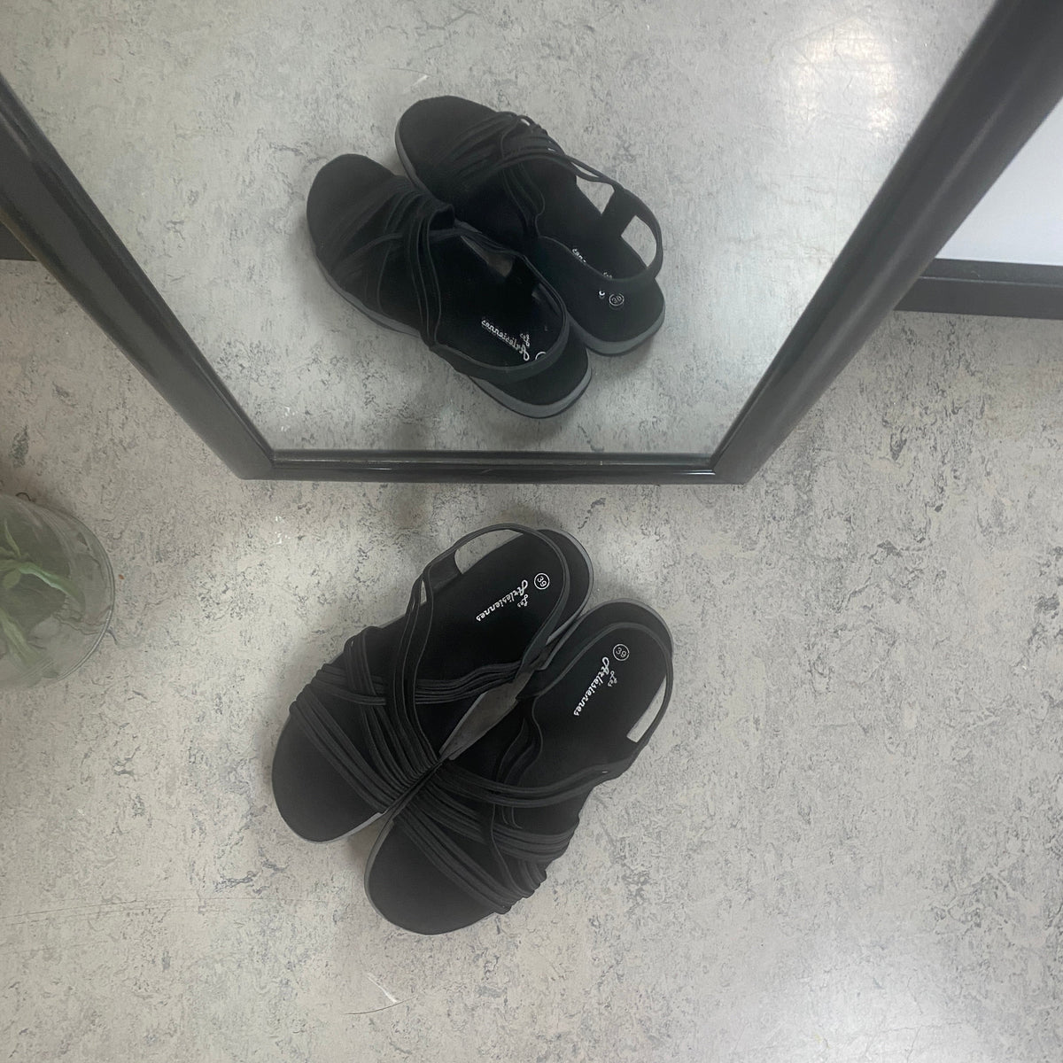 Svart sandal med elastiske remmer – klassisk modell med myk skumsåle