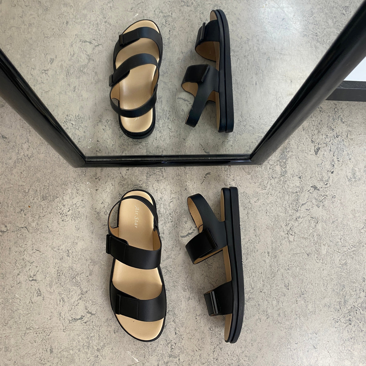 Svart sandal med justerbare remmer og myk komfortsåle