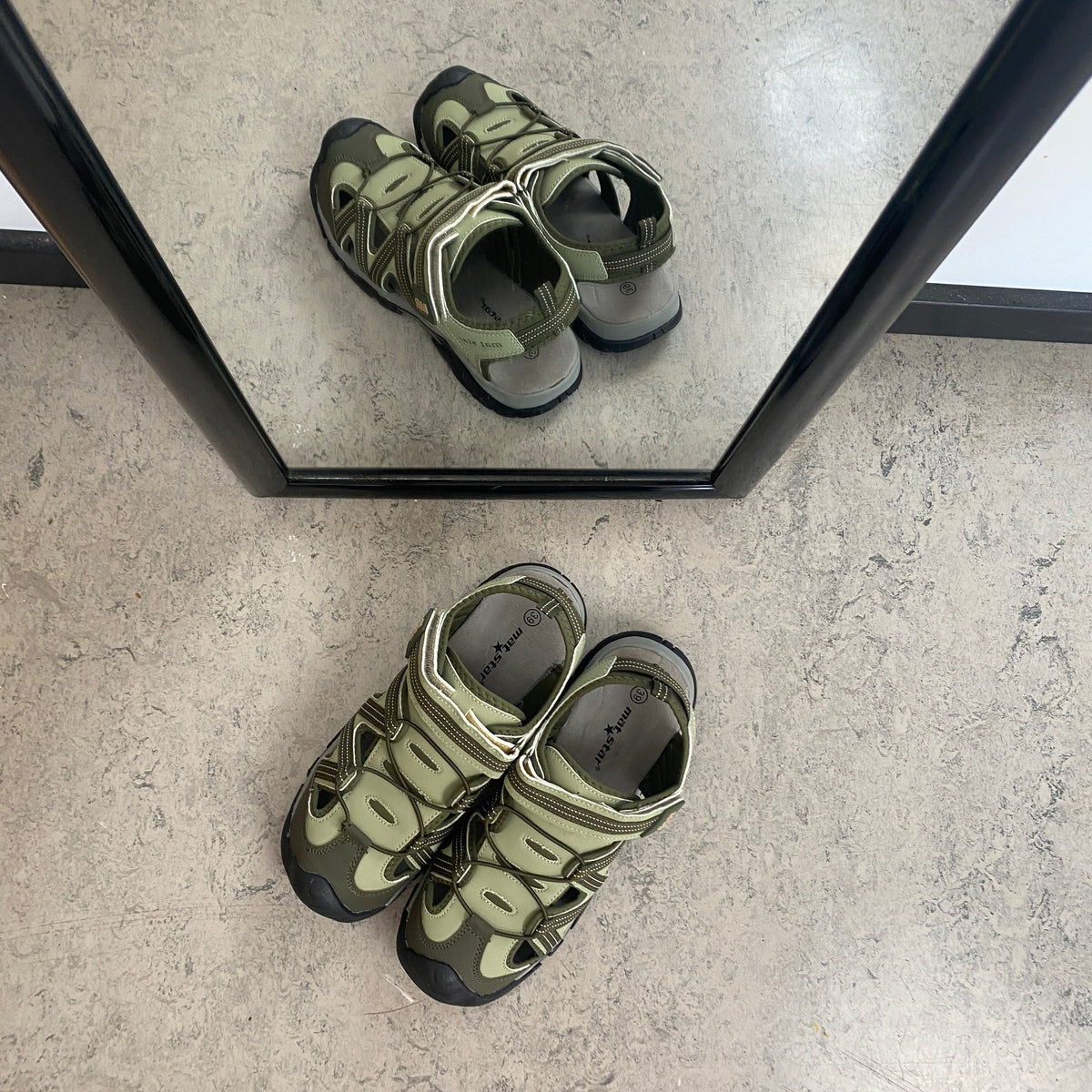 Robust tursandal i khaki med god støtte