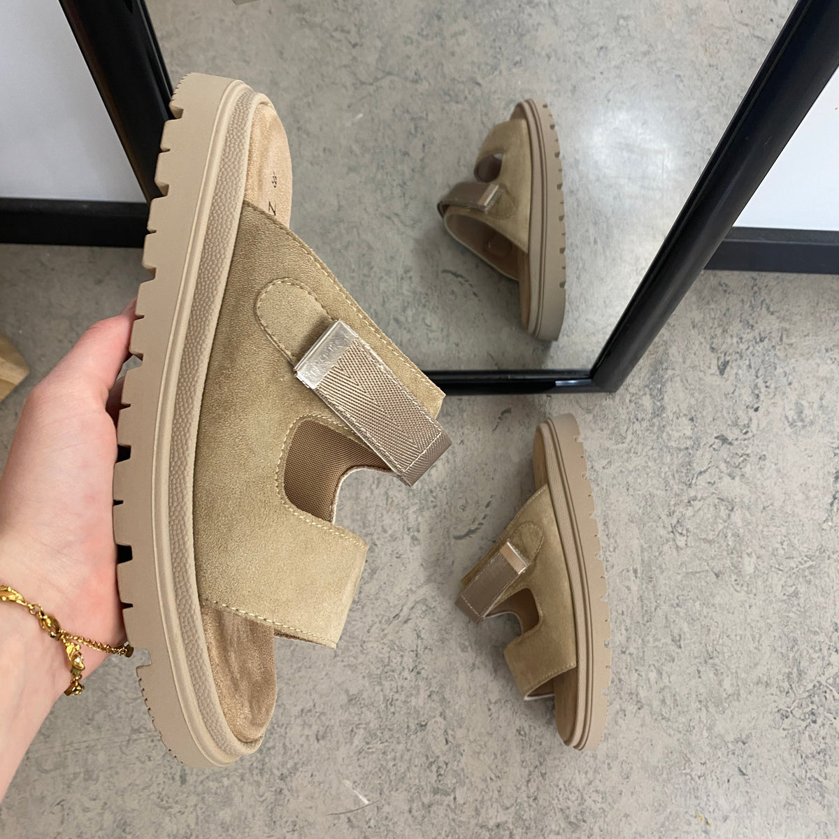 Beige sandal med justerbar rem og myk komfort