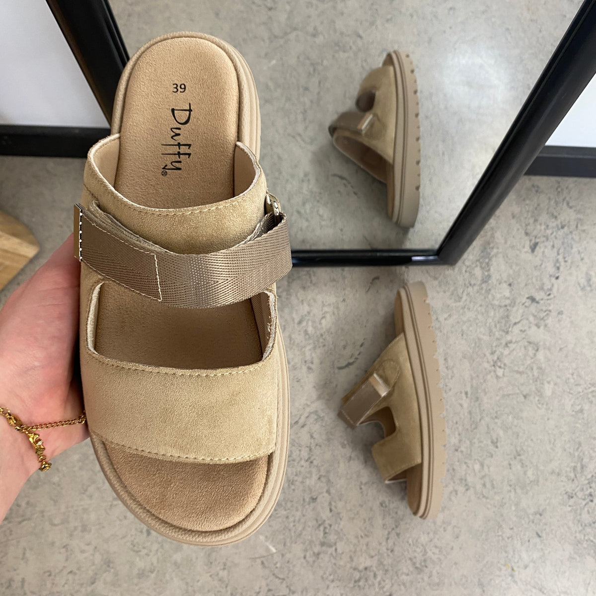 Beige sandal med justerbar rem og myk komfort