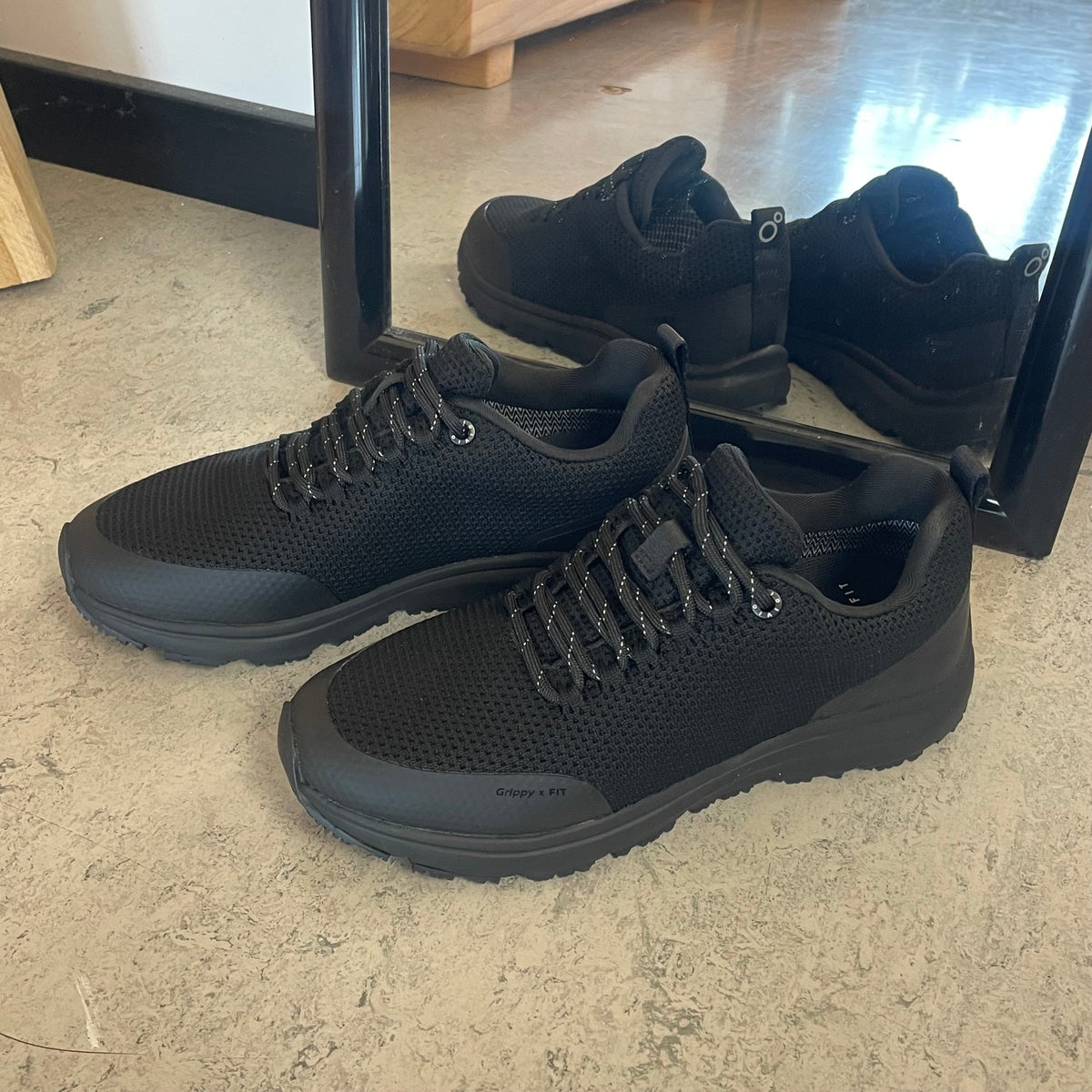 Vannavvisende komfort-sneaker i svart med sklisikker såle