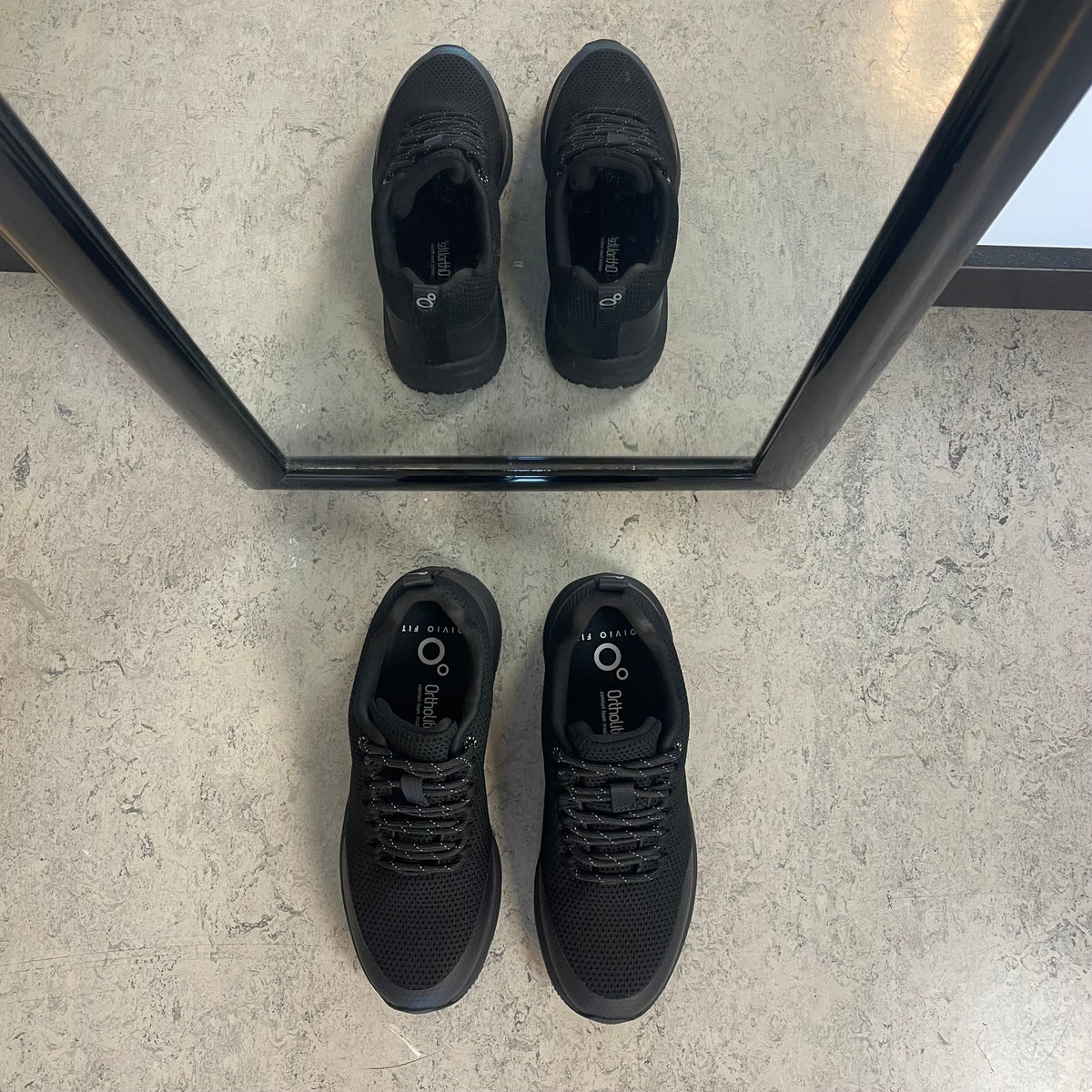 Vannavvisende komfort-sneaker i svart med sklisikker såle