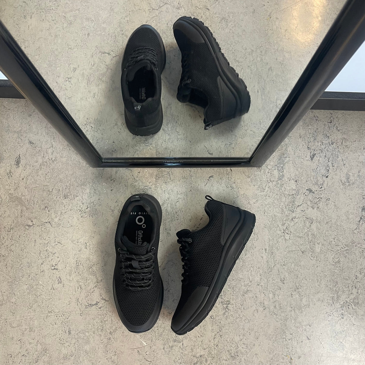 Vannavvisende komfort-sneaker i svart med sklisikker såle