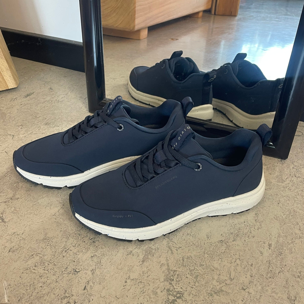 Marineblå komfort-sneaker med sklisikker såle og vanntett membran