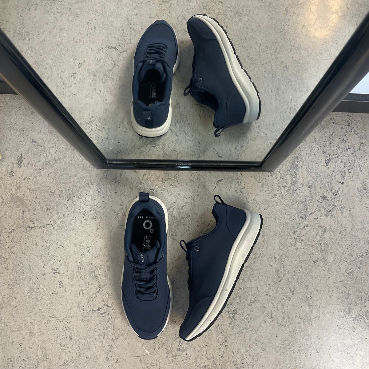 Marineblå komfort-sneaker med sklisikker såle og vanntett membran