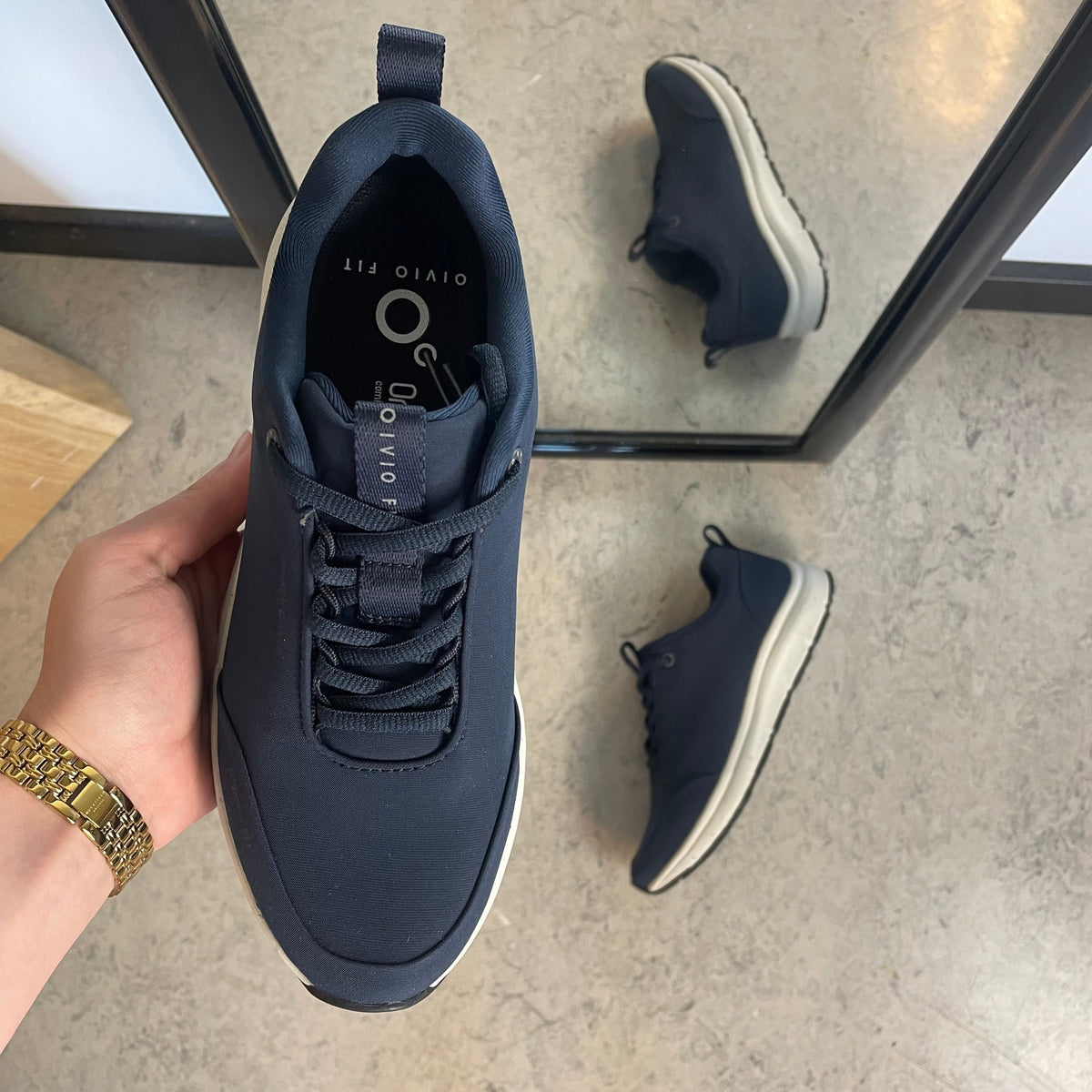 Marineblå komfort-sneaker med sklisikker såle og vanntett membran