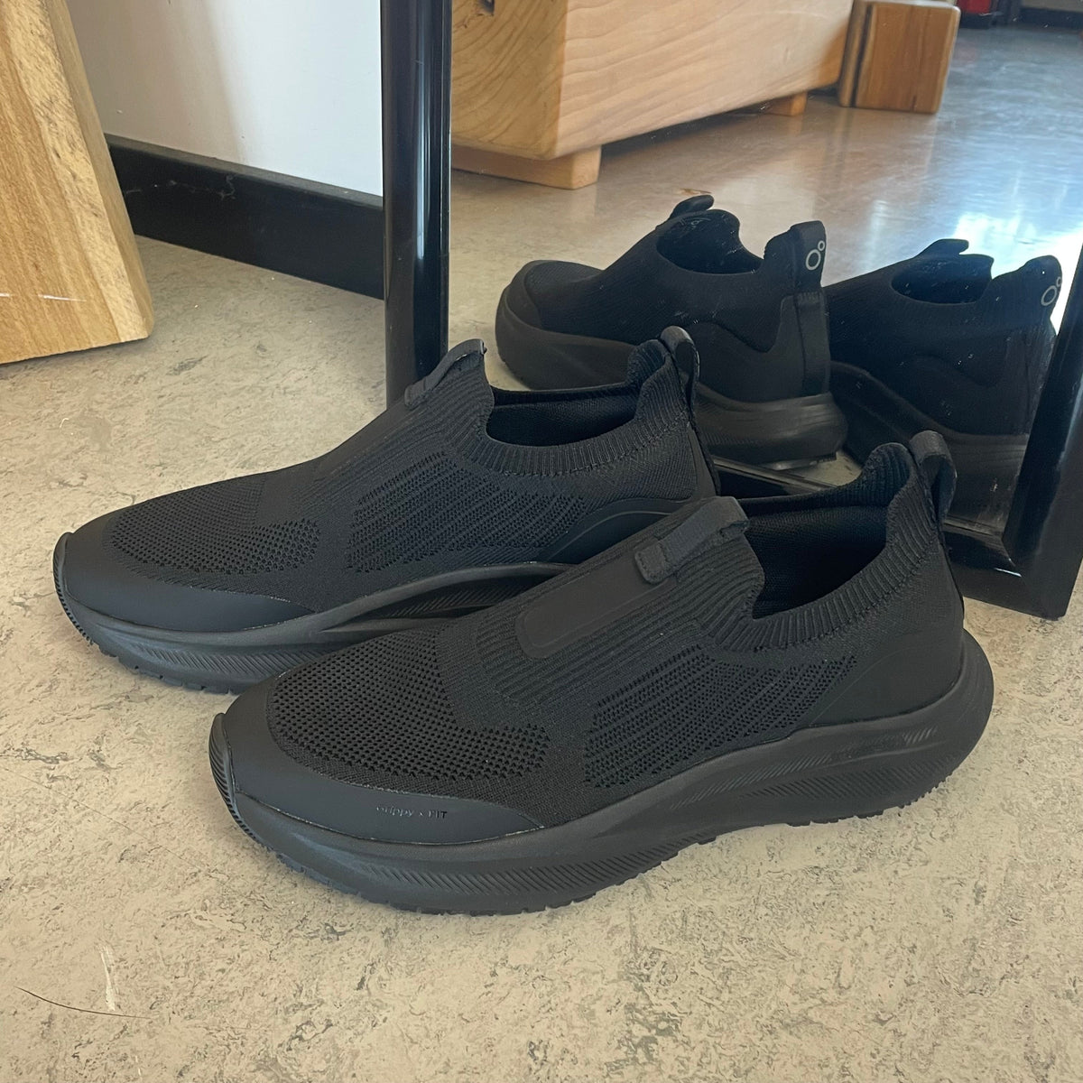 Svart slip-on arbeidssko med maksimal komfort og sklisikker såle