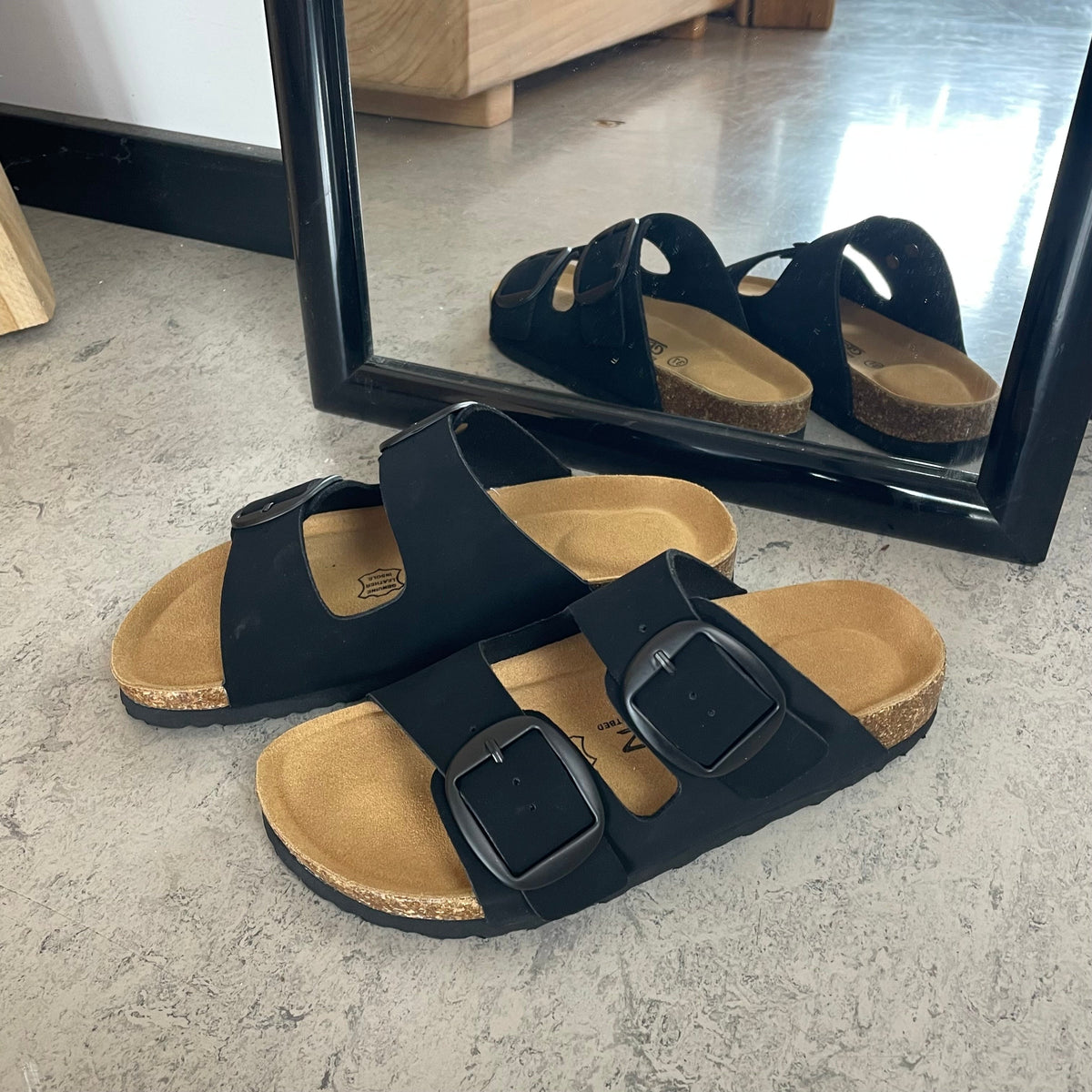 Cruz sandal med justerbar passform - svart