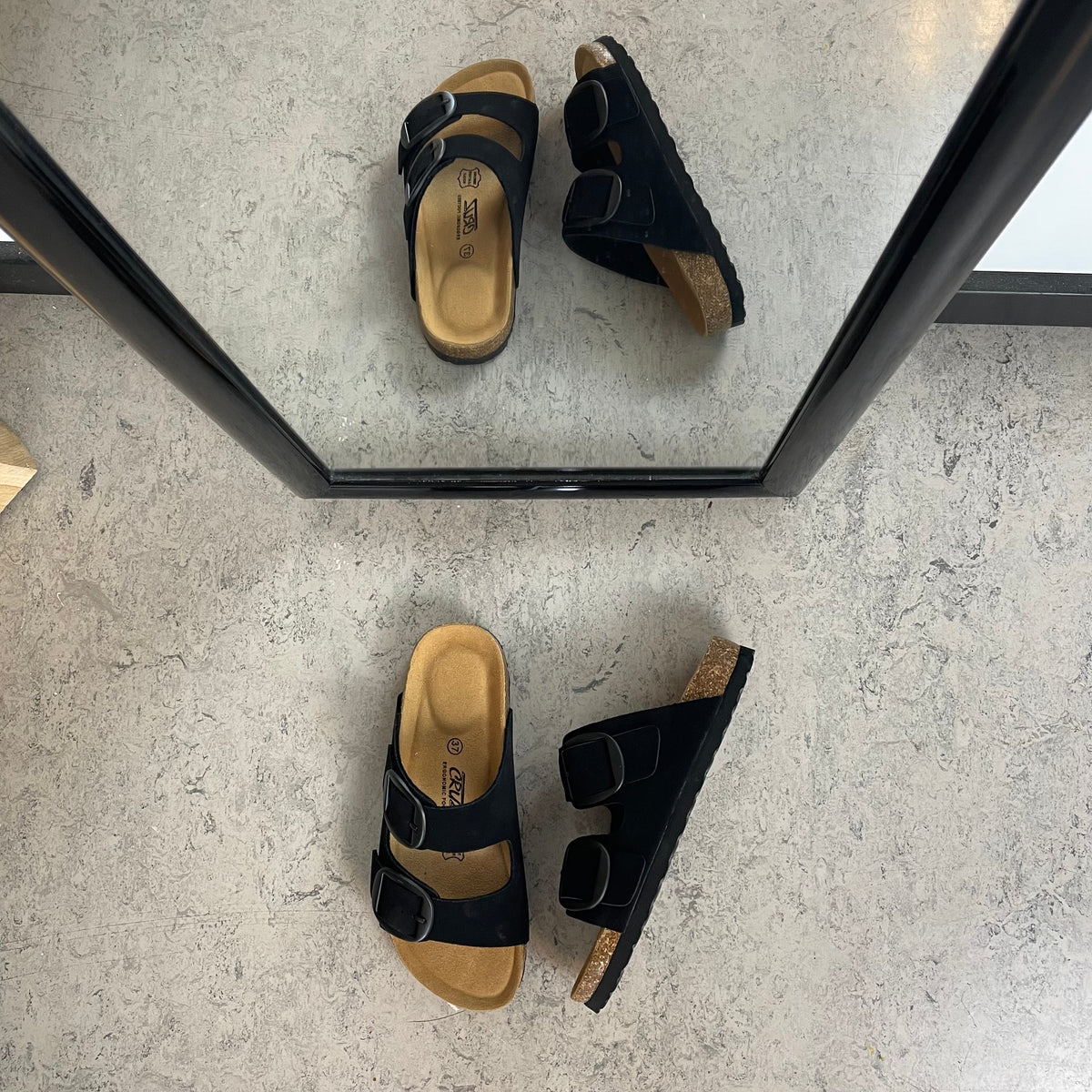 Cruz sandal med justerbar passform - svart