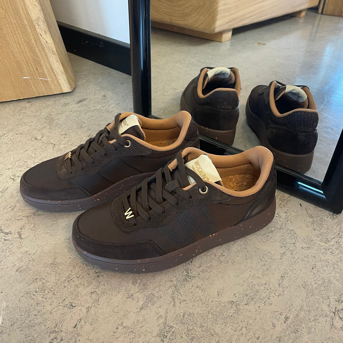 Woden Line Sneak – mørkebrun sneaker med gulldetaljer og myk komfort