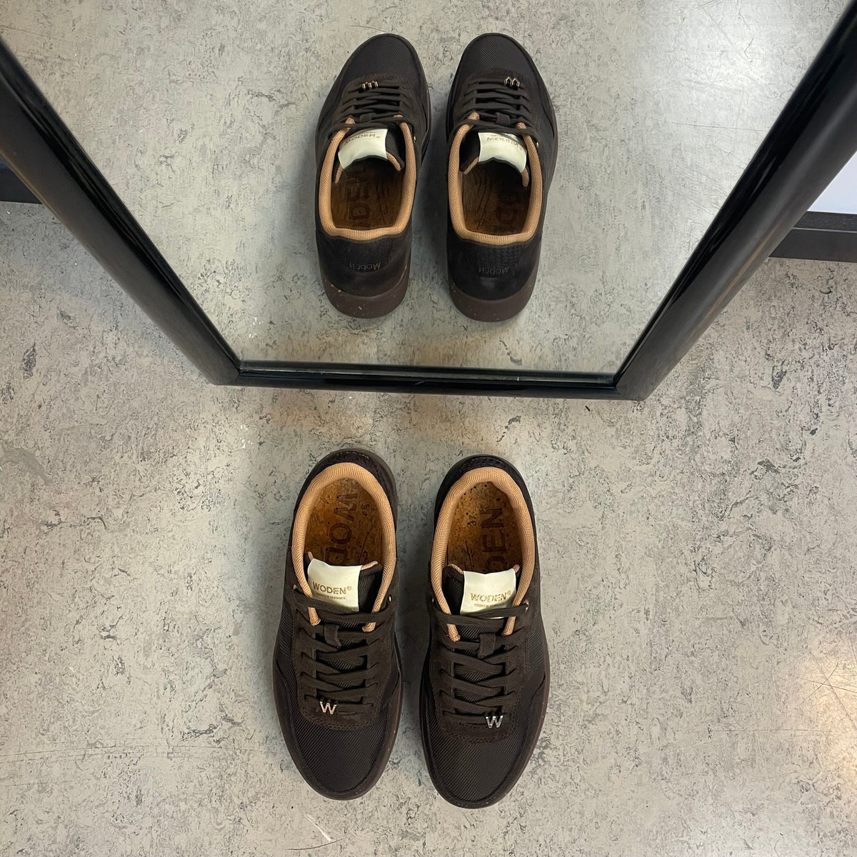 Woden Line Sneak – mørkebrun sneaker med gulldetaljer og myk komfort