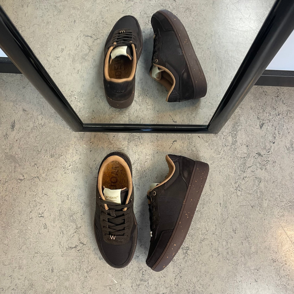 Woden Line Sneak – mørkebrun sneaker med gulldetaljer og myk komfort